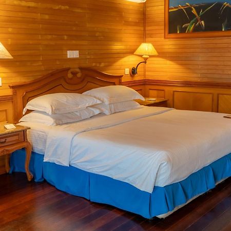 Royal Island Resort Maldives Dharavandhoo Zewnętrze zdjęcie A bed with a bed skirt