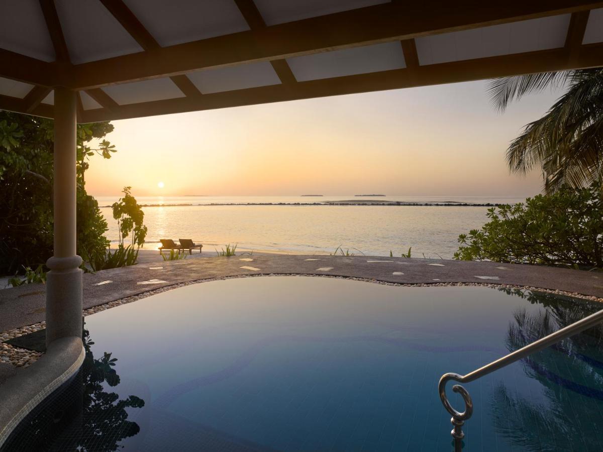 Royal Island Resort Maldives Dharavandhoo Zewnętrze zdjęcie Sunset at the pool