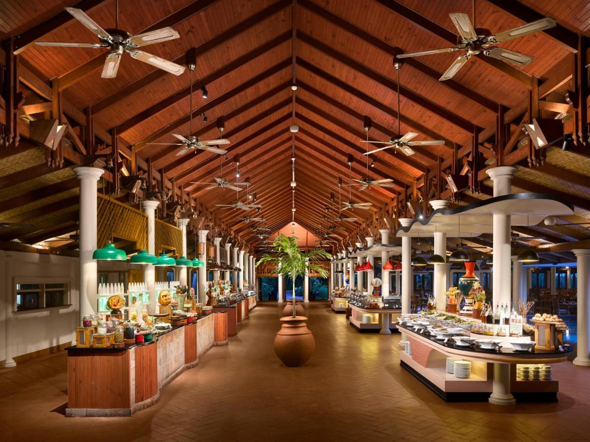 Royal Island Resort Maldives Dharavandhoo Zewnętrze zdjęcie The interior of the buffet at the Shangri-La Hotel, Kuala Lumpur
