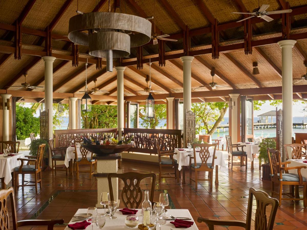 Royal Island Resort Maldives Dharavandhoo Zewnętrze zdjęcie The restaurant at the resort