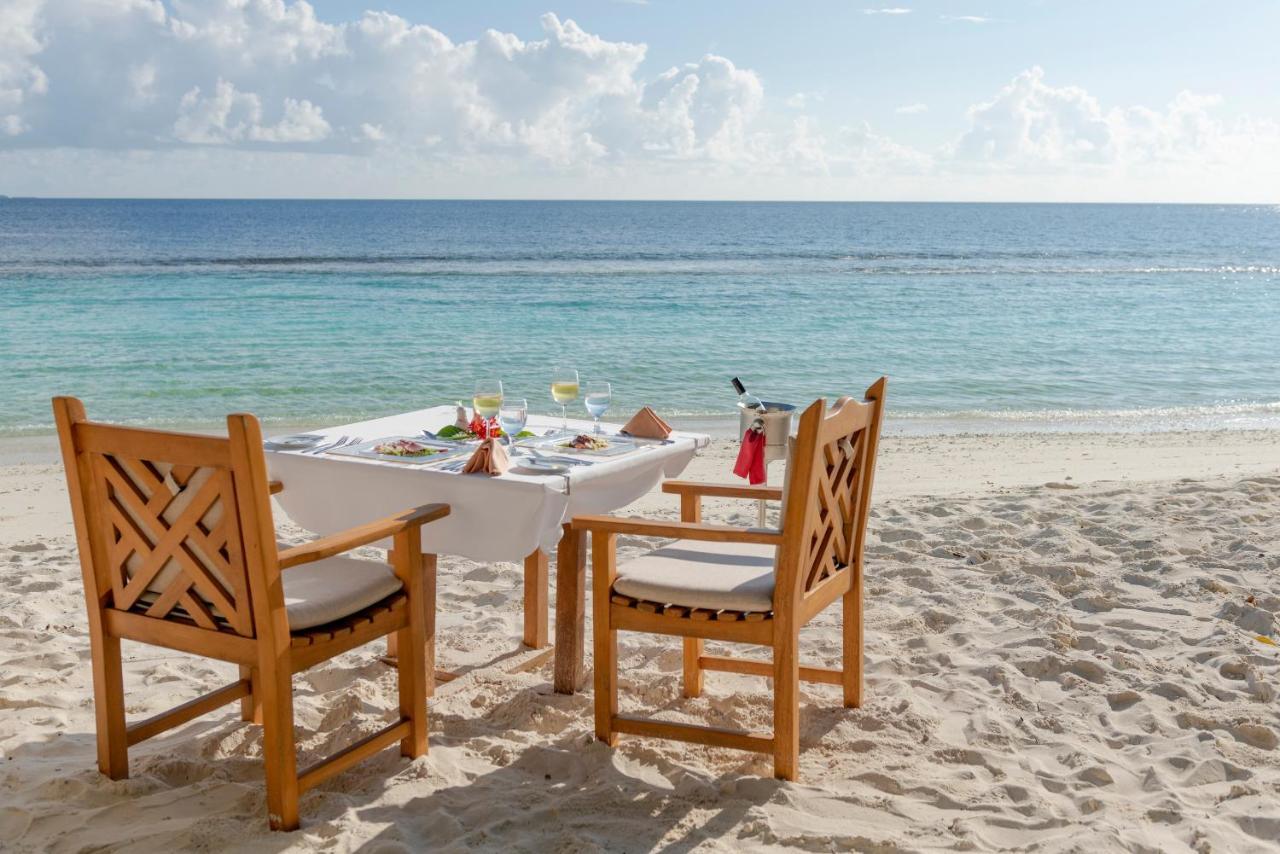 Royal Island Resort Maldives Dharavandhoo Zewnętrze zdjęcie Beach dining at Sandals Emerald Reef Resort