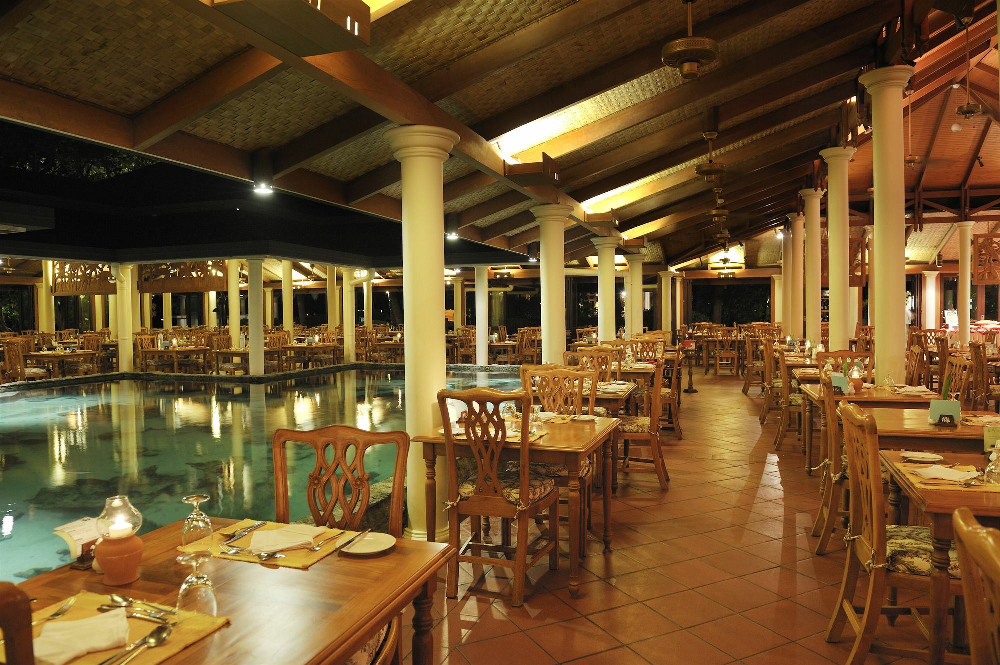 Royal Island Resort Maldives Dharavandhoo Zewnętrze zdjęcie The restaurant at the resort